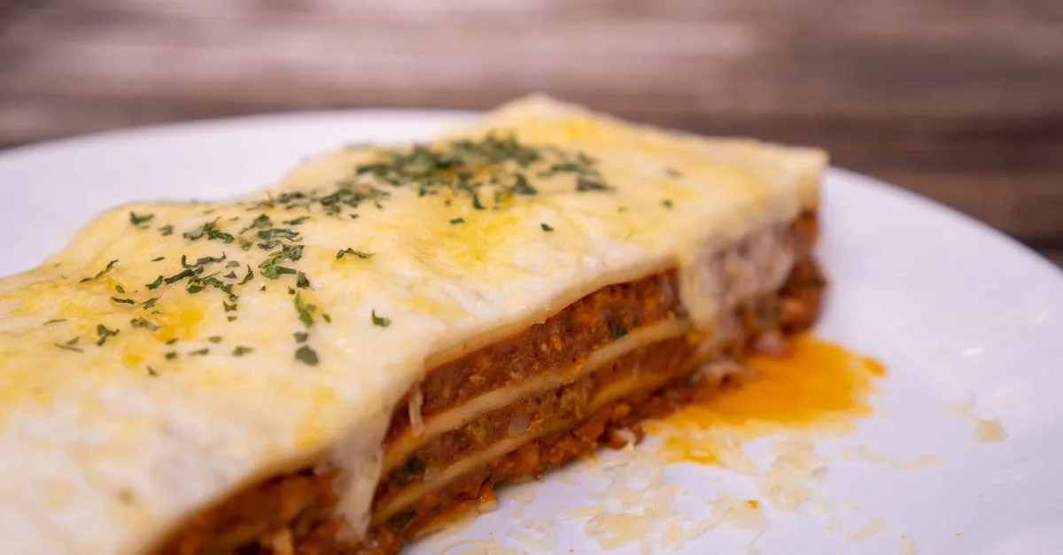découvrez notre délicieuse recette de béchamel, une sauce crémeuse et onctueuse, parfaite pour rehausser vos plats de pâtes, gratins ou lasagnes. apprenez à la préparer facilement chez vous avec des ingrédients simples.
