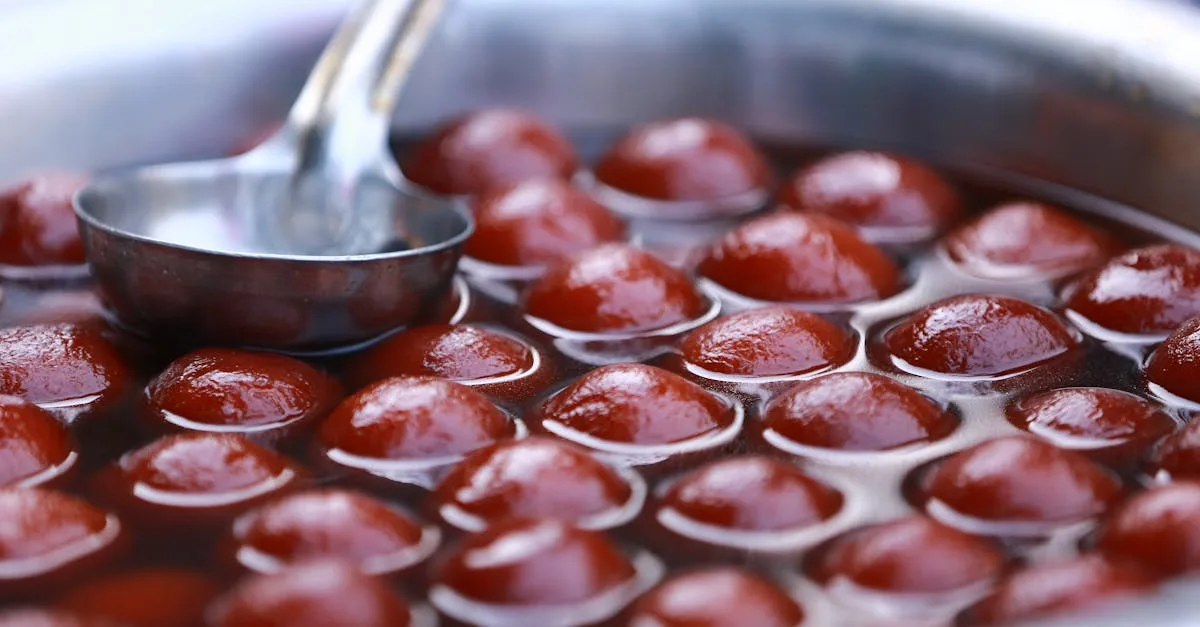découvrez la douceur traditionnelle indienne avec gulab jamun, des petites boules de pâte frittes, trempées dans un sirop sucré parfumé à la rose et à la cardamome.
