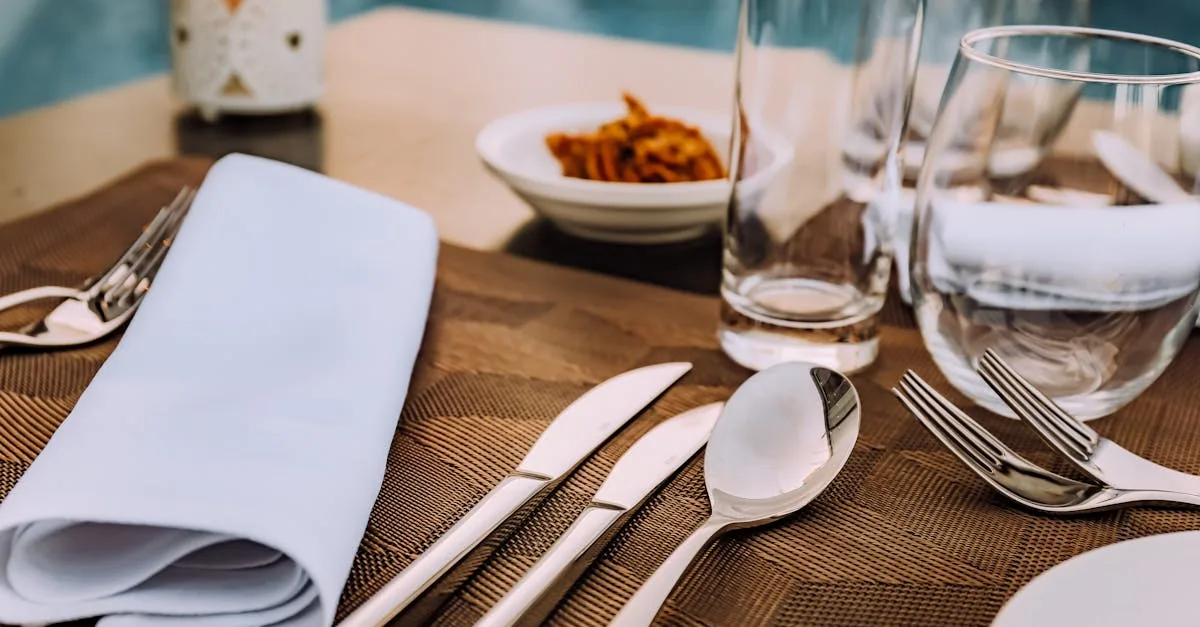 découvrez l'art du pliage de serviettes pour embellir votre table avec des créations élégantes et originales, parfaites pour toutes les occasions.