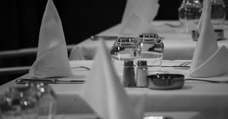 découvrez l'art du pliage de serviettes pour sublimer vos tables et impressionner vos invités avec des créations élégantes et originales.